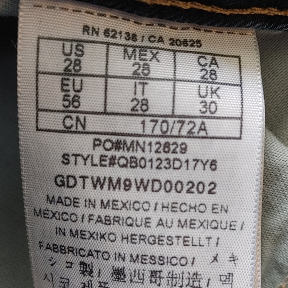 *SOLD* GUESS Jeans - Picture 4 of 6